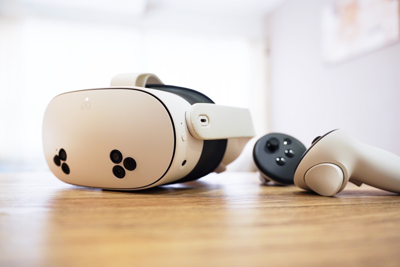 Meta Quest 3S 本体とコントローラー