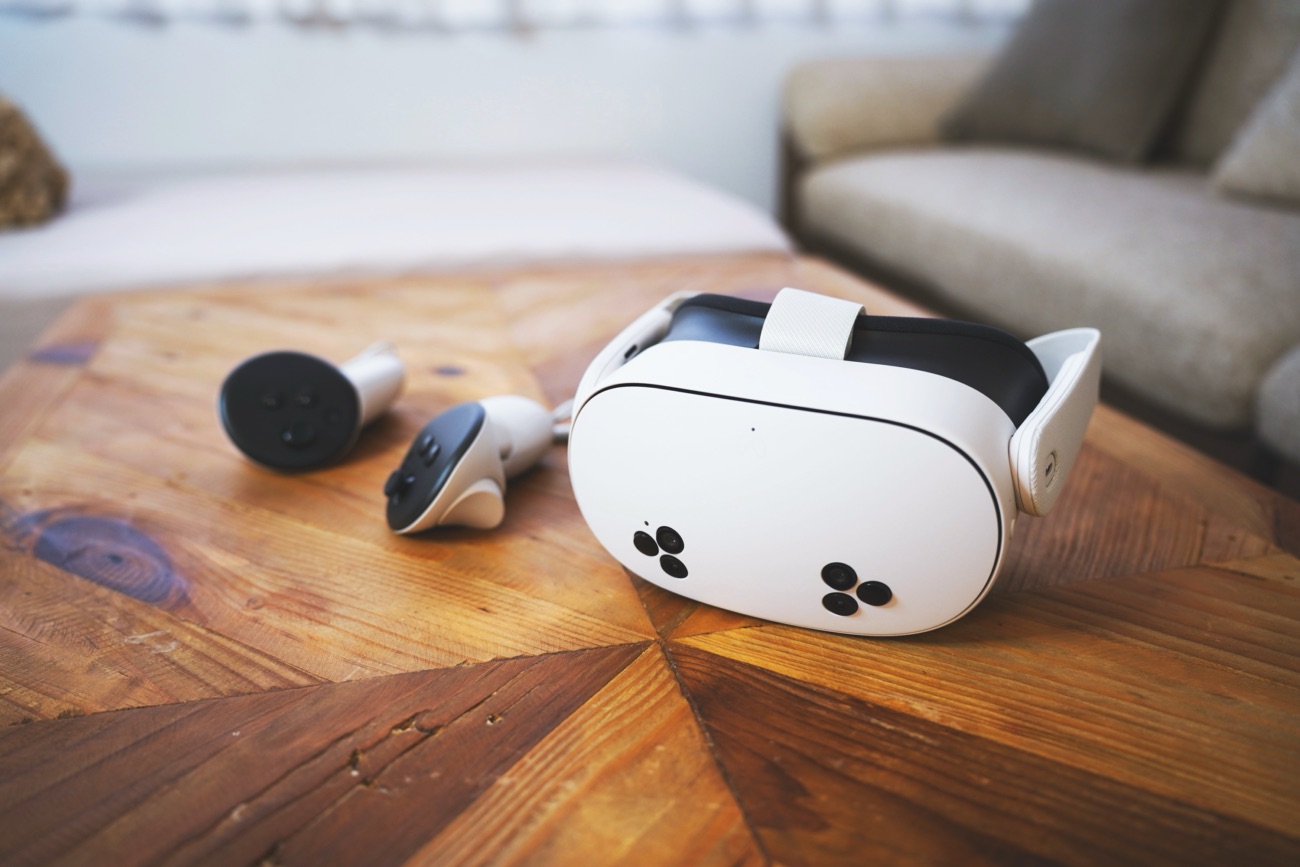 テーブルに置いたMeta Quest 3S