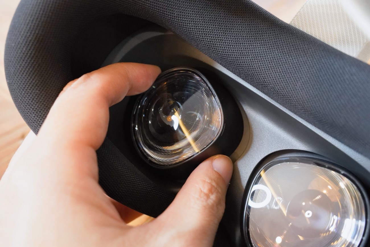 レンズの位置を調整する様子