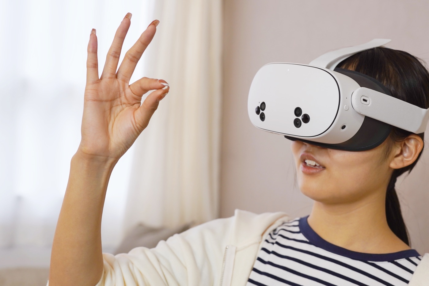 Meta Quest 3Sをハンドジェスチャーで操作する女性