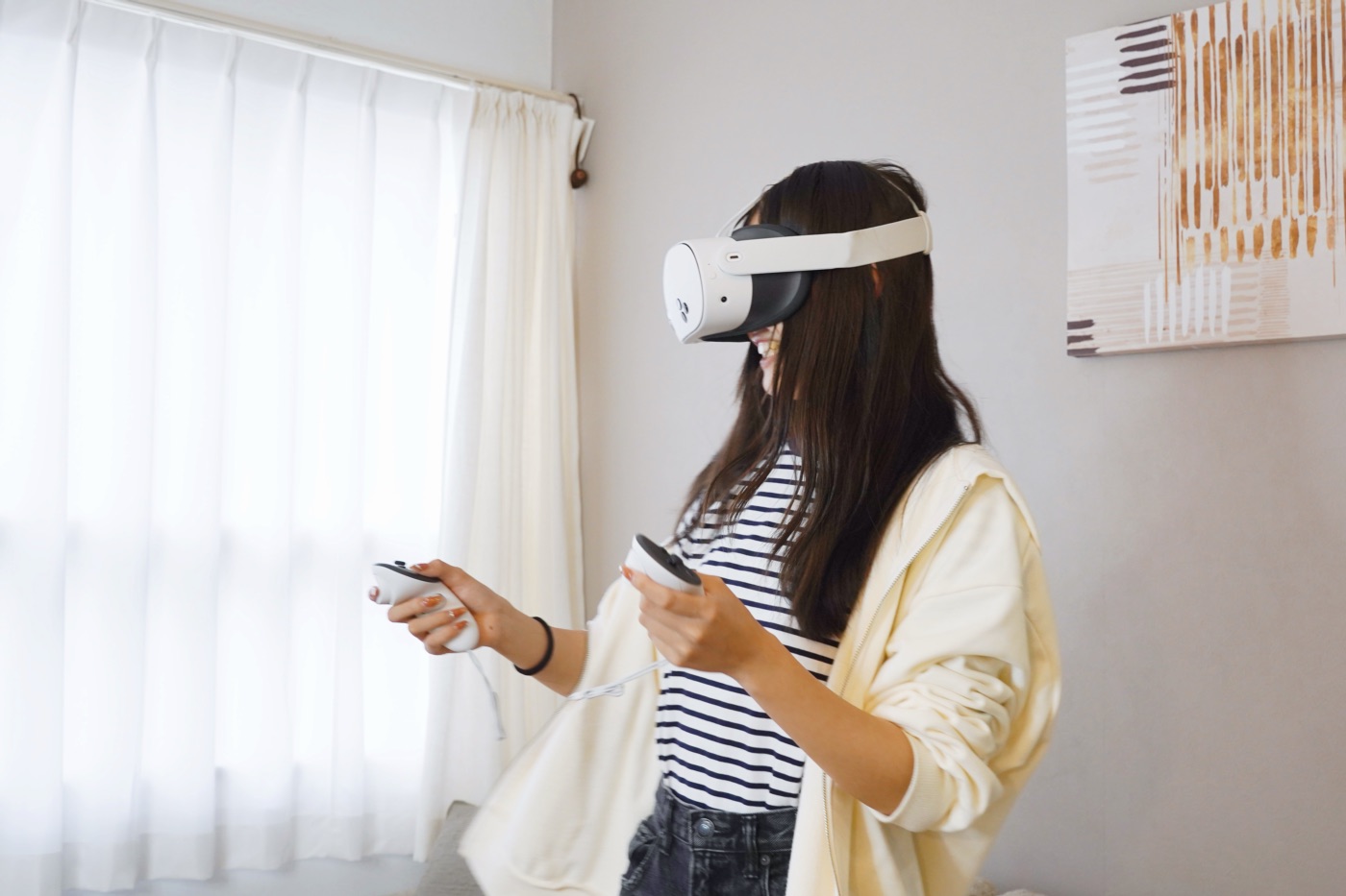 Meta Quest 3SでVRゲームをプレイする女性