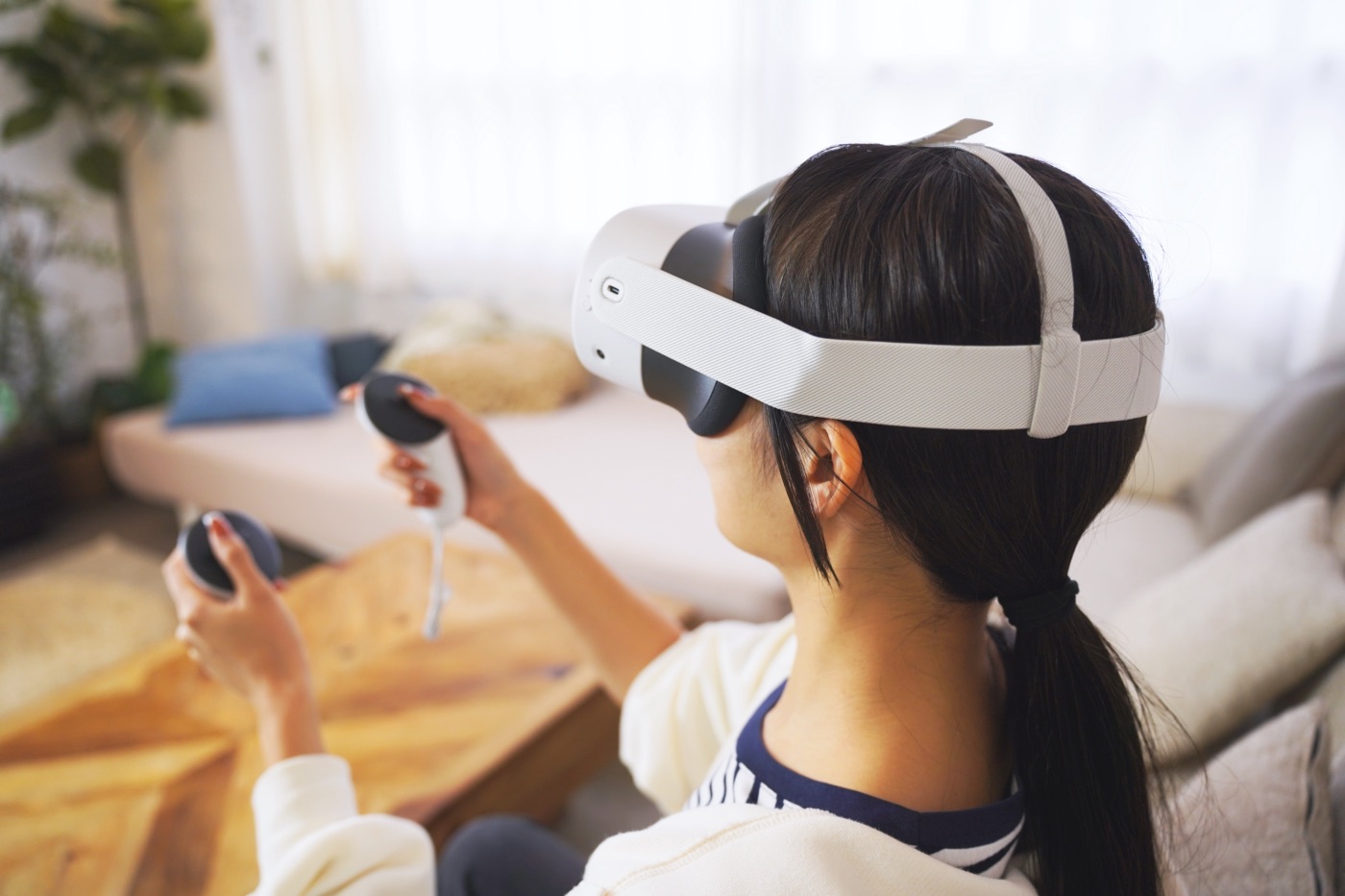 Meta Quest 3SでVRゲームをプレイする女性