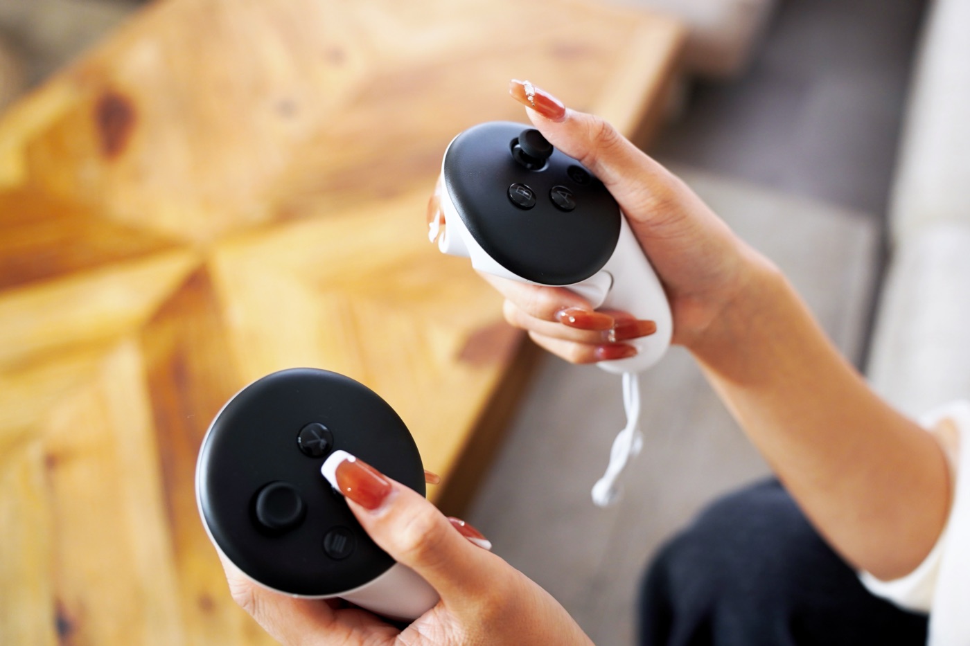 Meta Quest 3Sのコントローラーを操作する女性の手