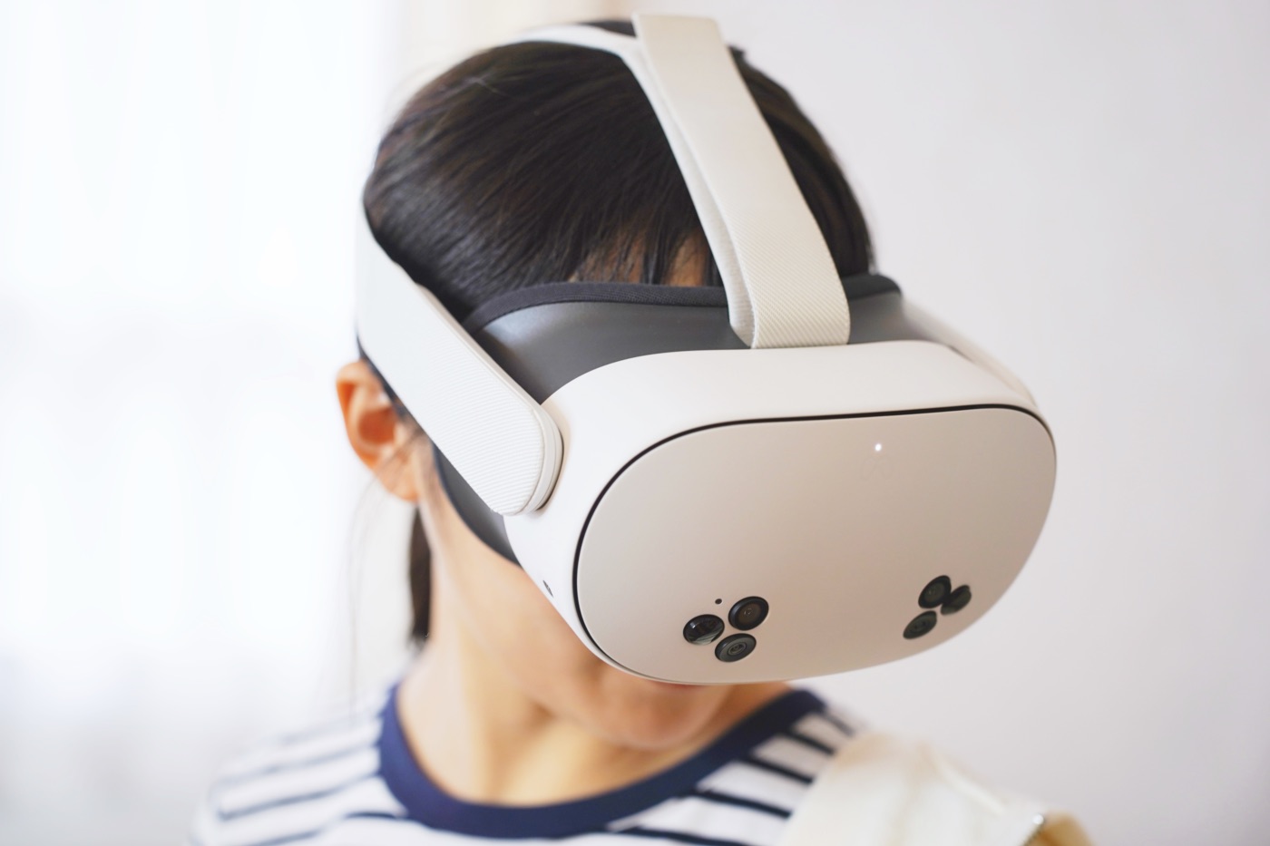 Meta Quest 3Sを装着したまま下を向く女性