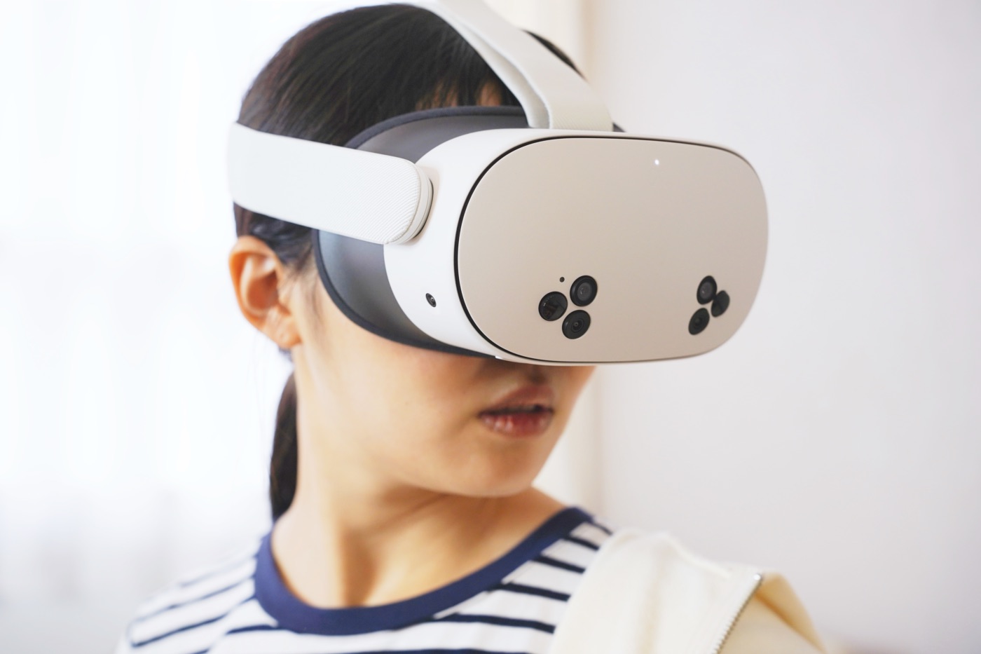 Meta Quest 3Sを装着したまま上を向く女性