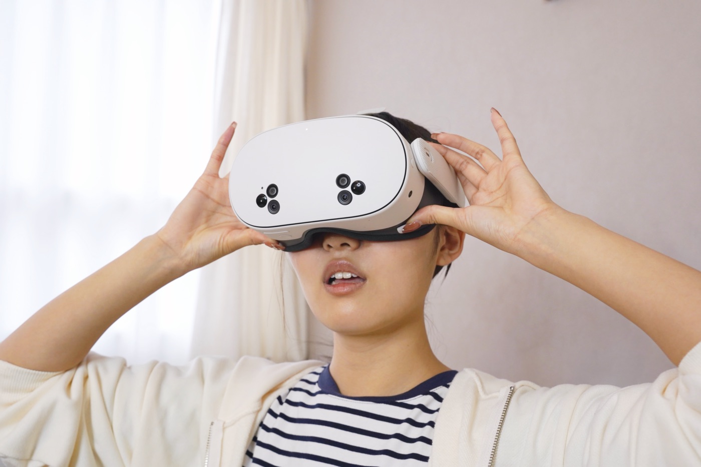 装着したMeta Quest 3Sを両手で支える女性