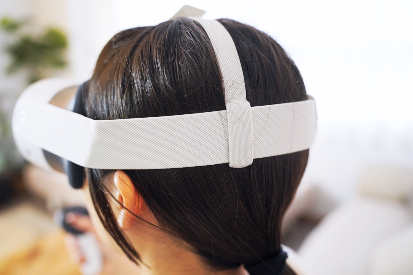 Meta Quest 3Sのストラップで髪型が崩れた女性