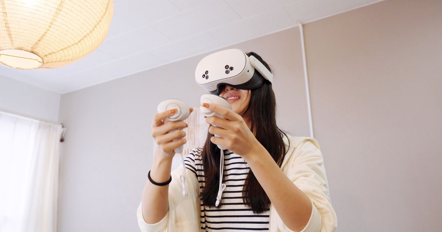 Meta Quest 3Sを楽しそうにプレイする女性
