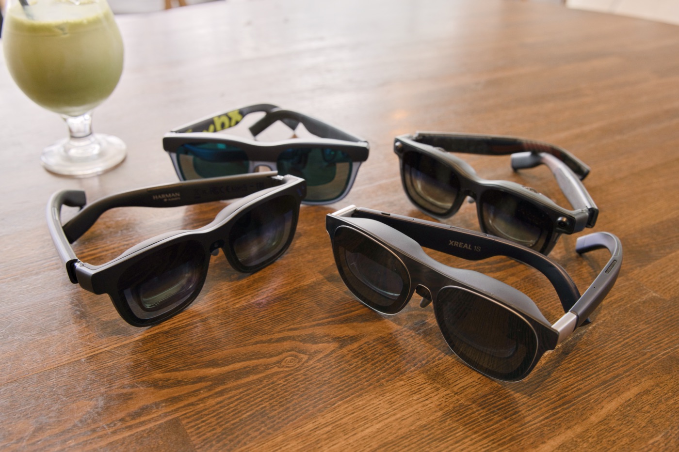 テーブルに並ぶ、XREAL X1、XREAL xbx 01+、VITURE Beast、VITURE Luma Ultra