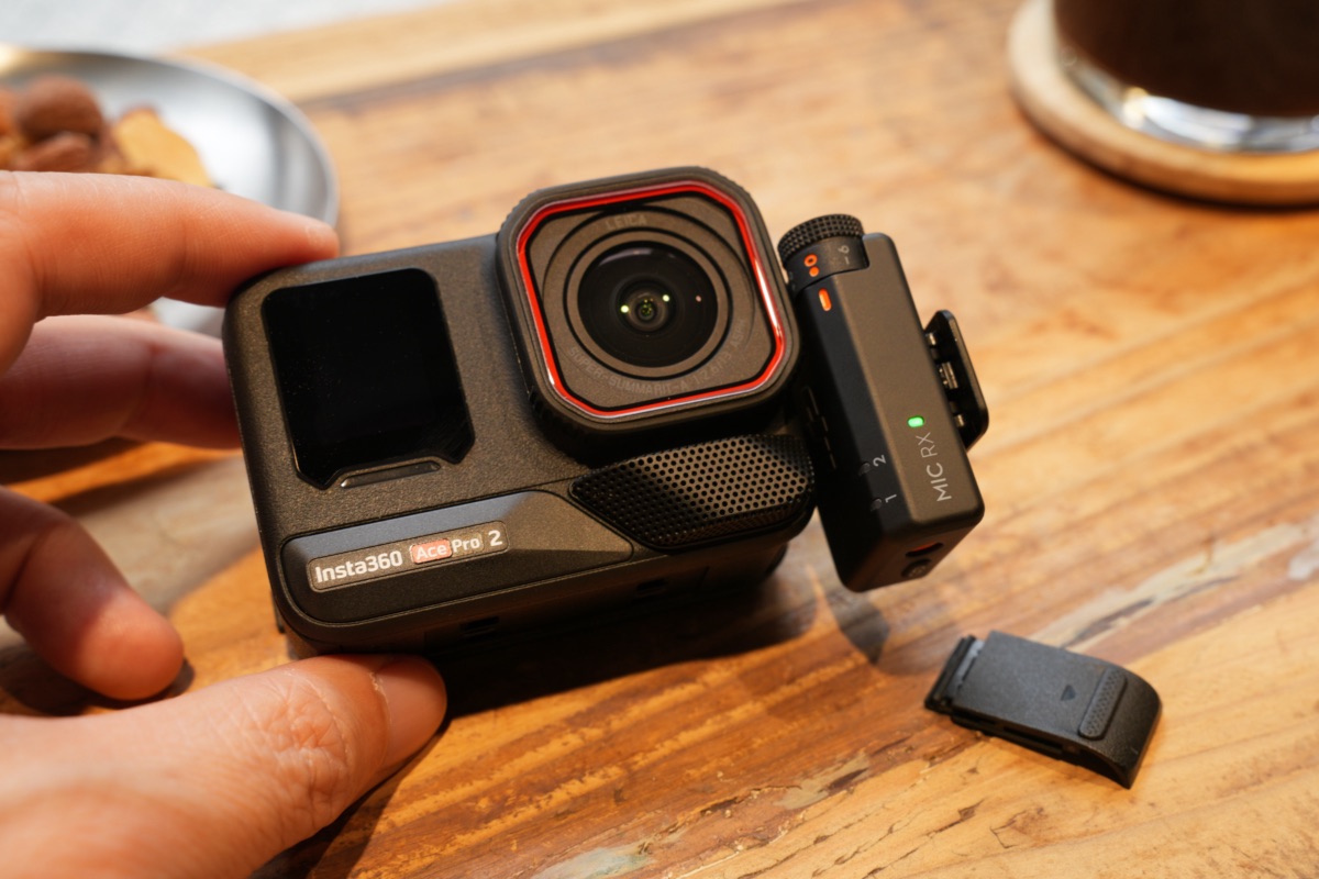 ワイヤレスマイクを装着したAce-Pro-2