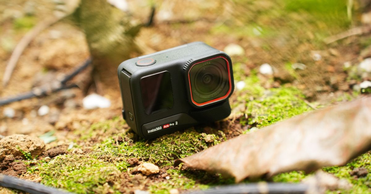地面に置いたInsta360 Ace Pro 2