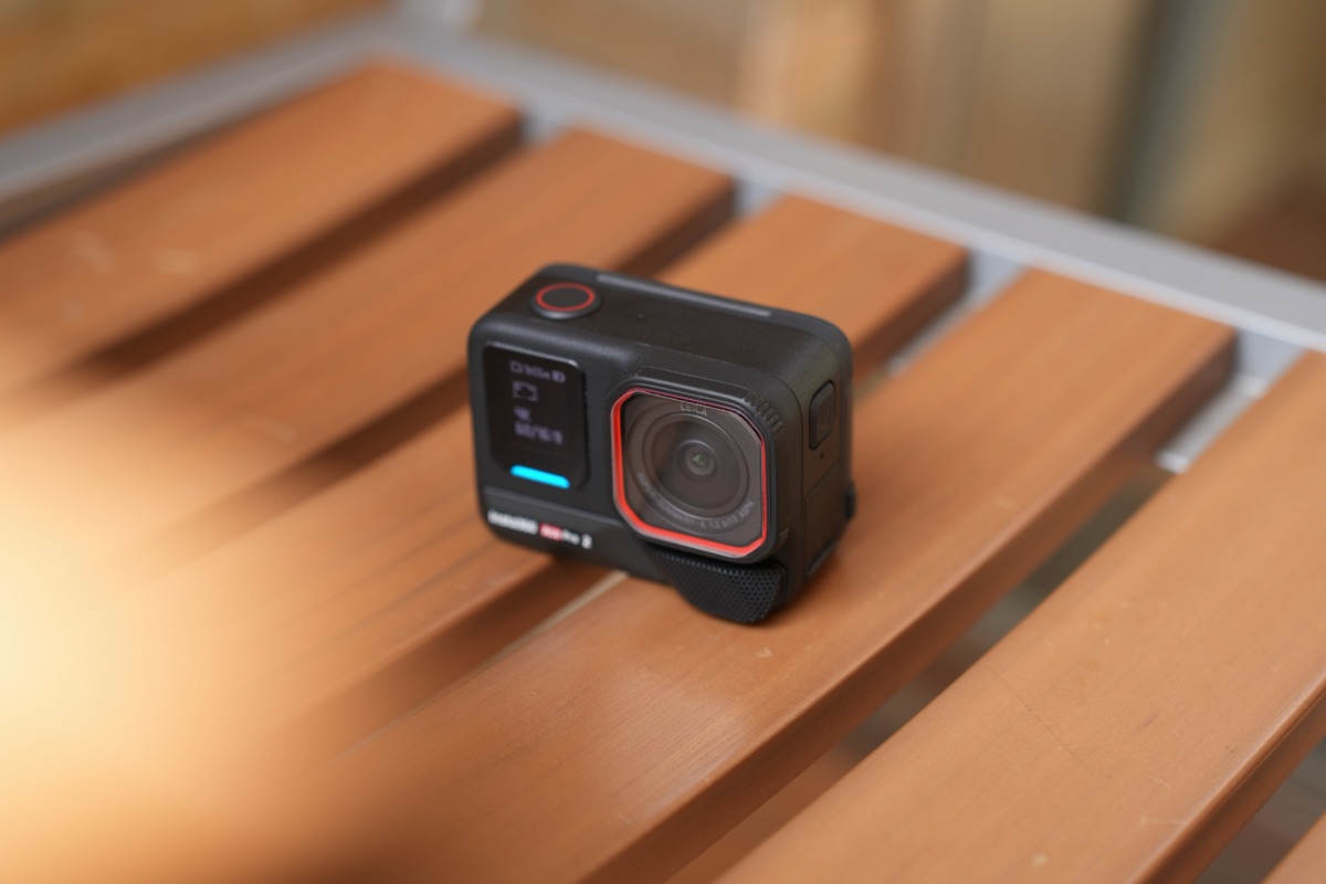 デスクに置いたInsta360-Ace-Pro-2