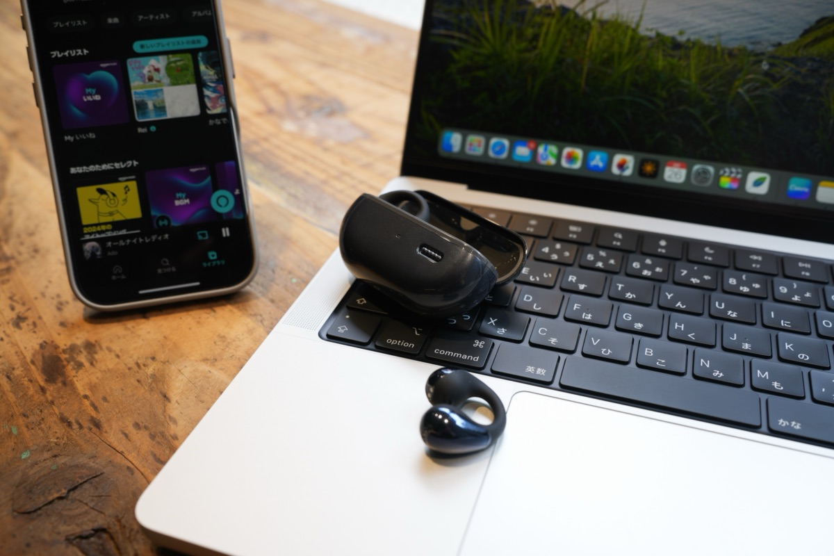 CCイヤーカフイヤホンとMacBookとiPhone