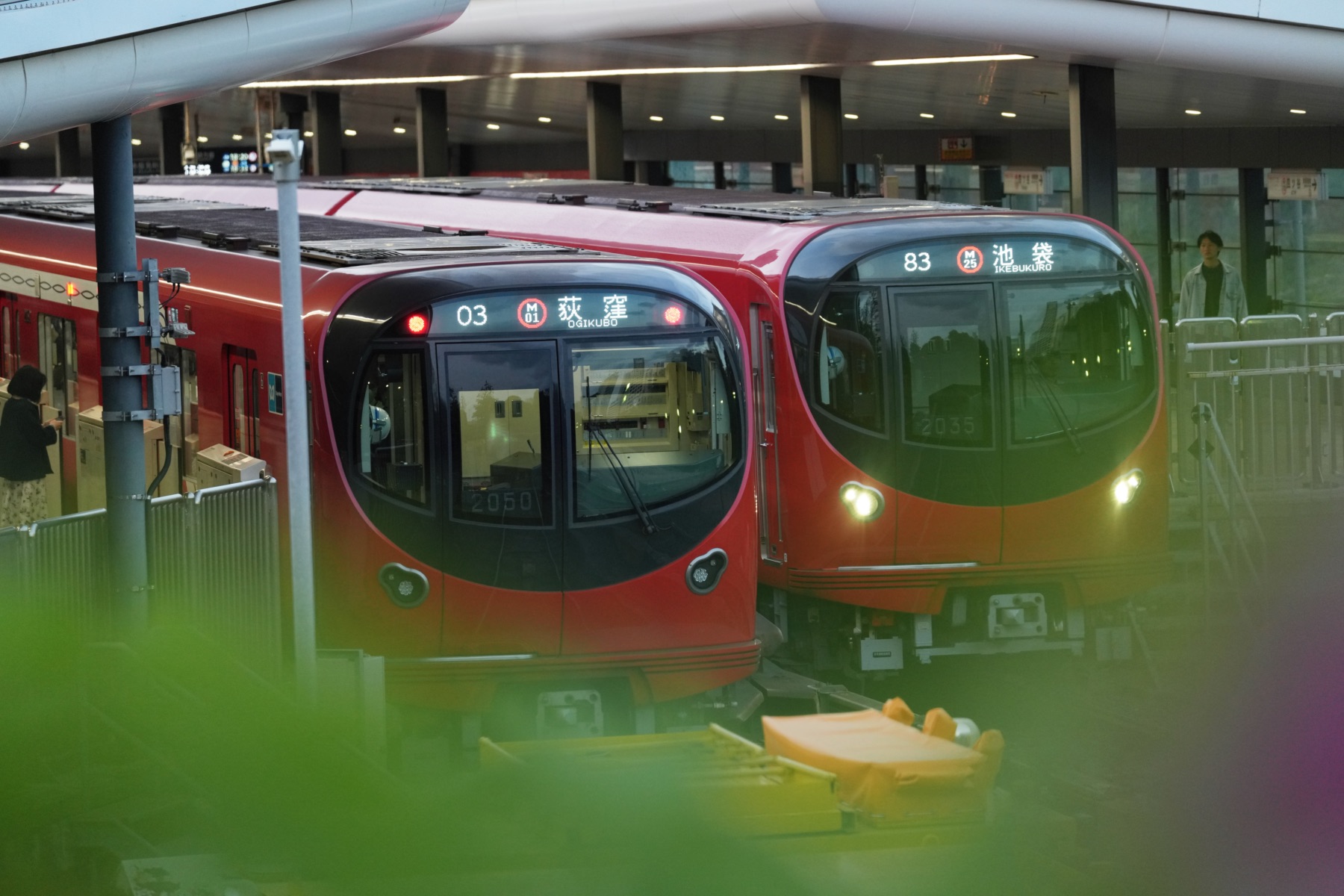 2台並ぶ電車の車両の写真