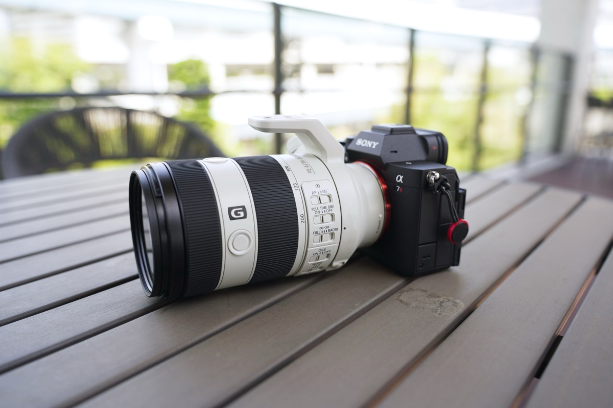 α7RVに取り付けた望遠ズームレンズ