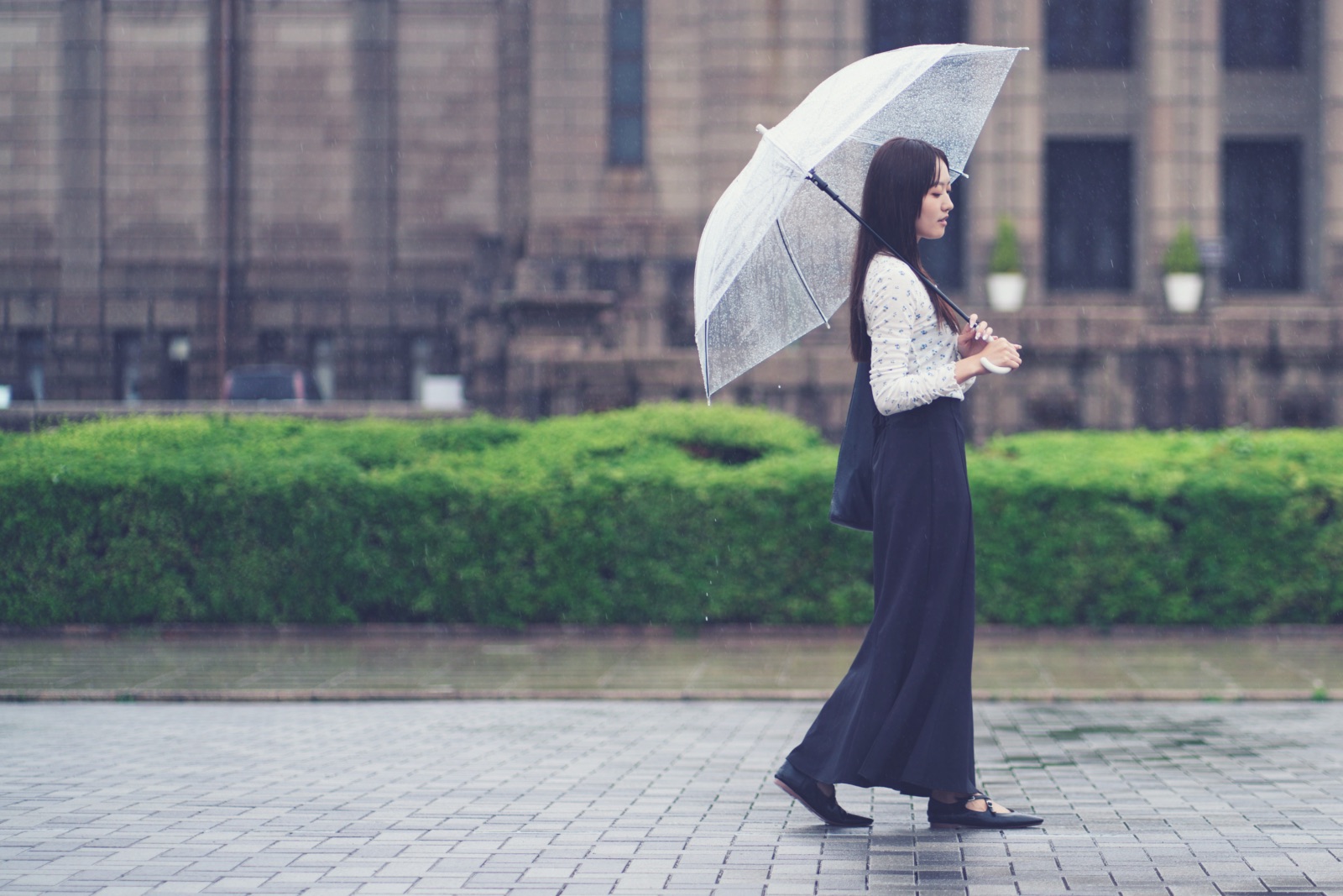 傘を差して歩く女性