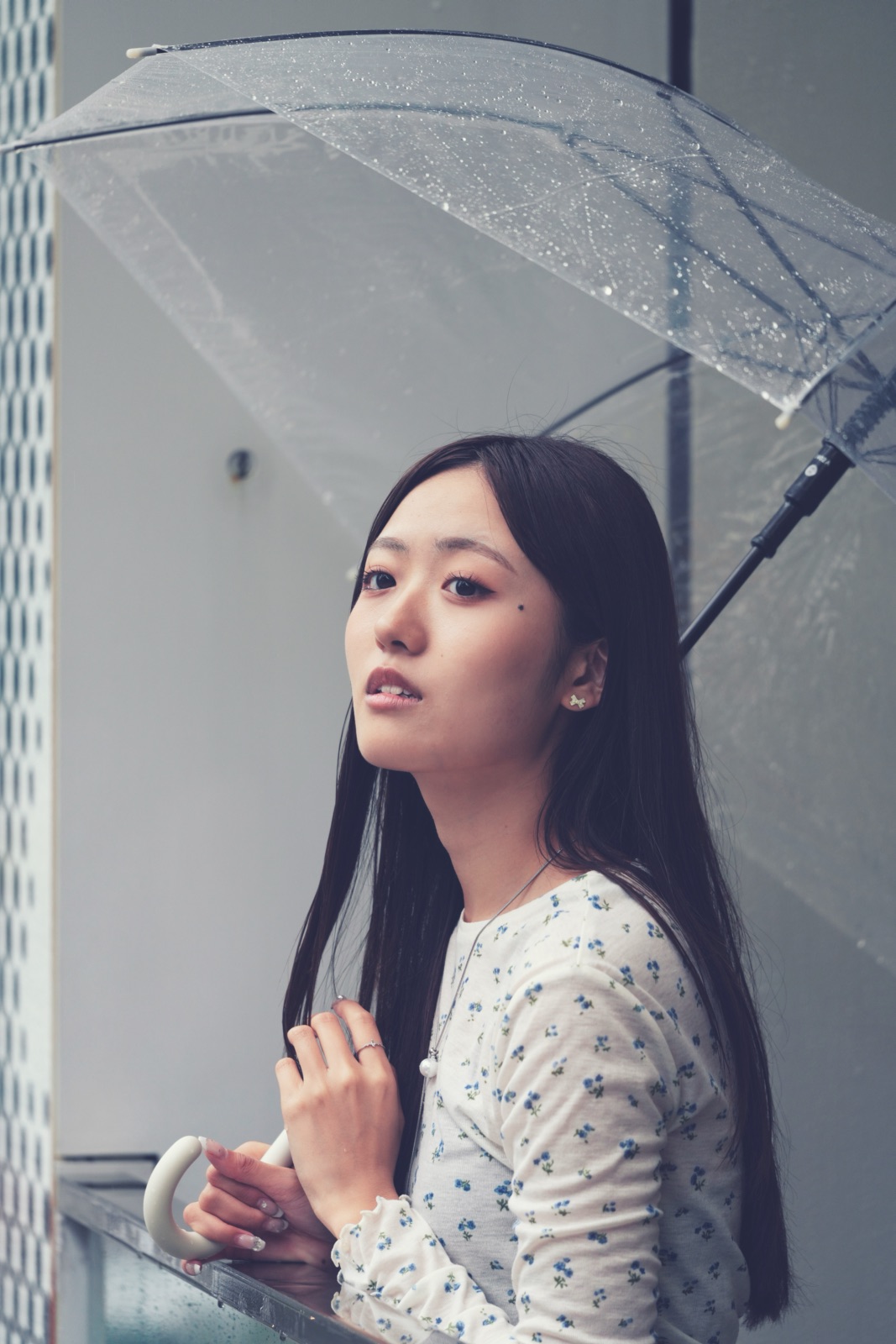 空を見上げる女性