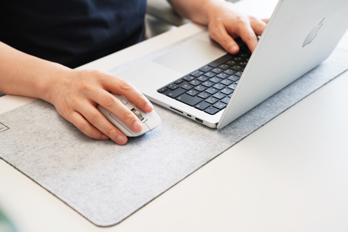 MacBookとMX MASTER 3S for Macを操作する男性