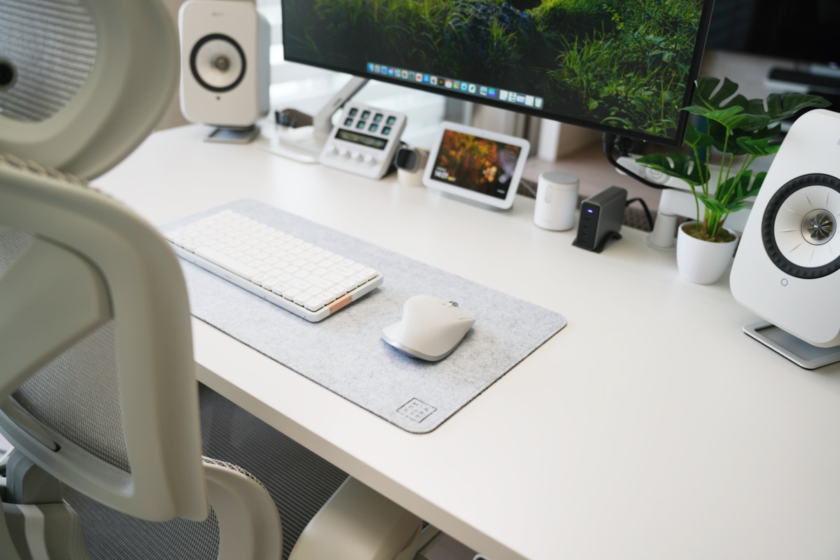 デスクに置いたMX MASTER 3S for Mac