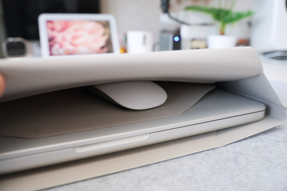 スリーブケースに入ったMagic Mouse