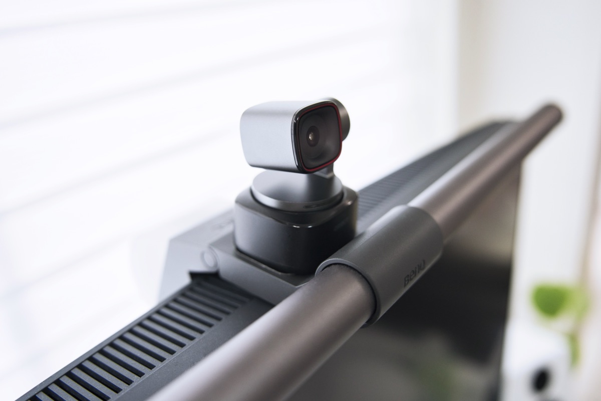 モニターライトの上に乗ったOBSBOT-Tiny-2