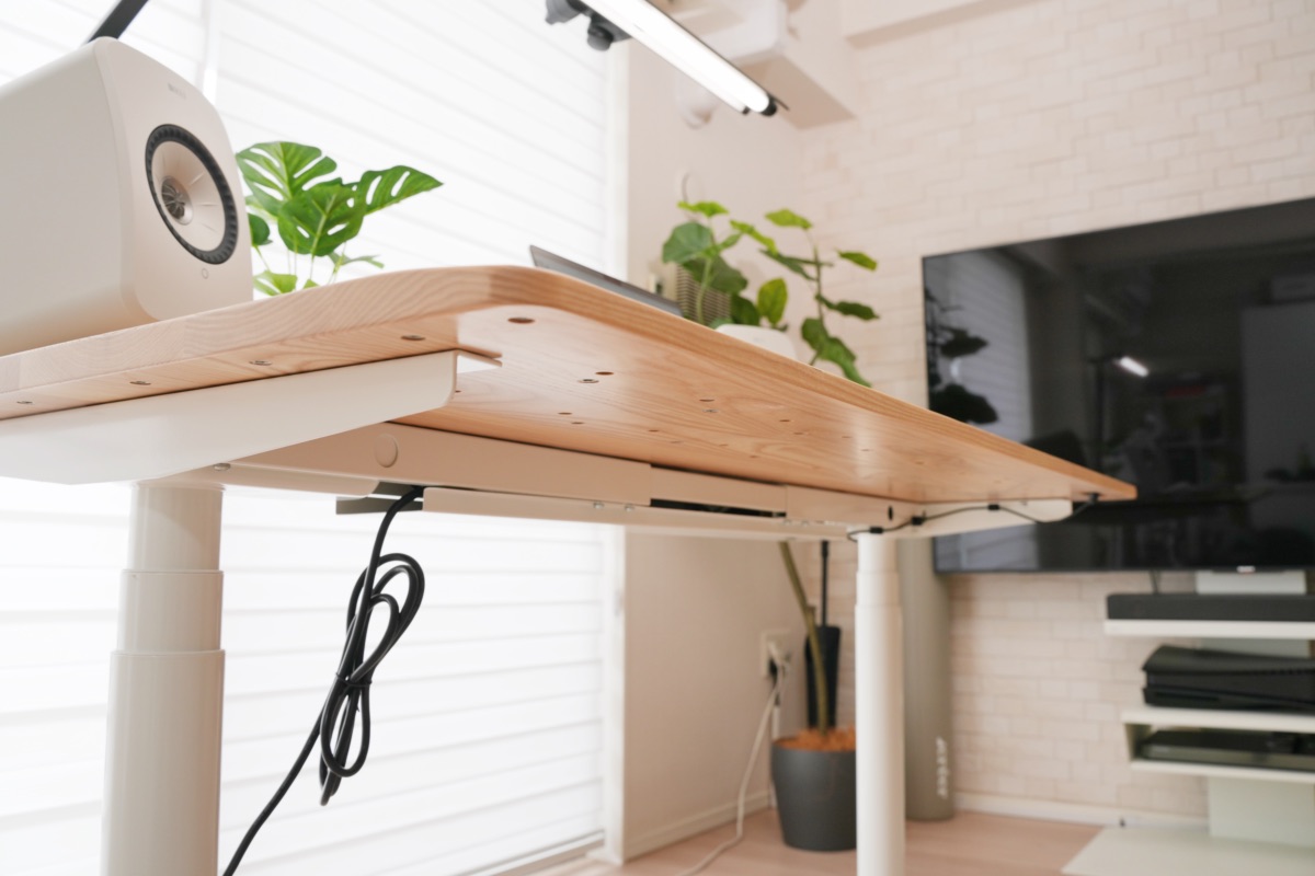下から見上げたRasical Desk