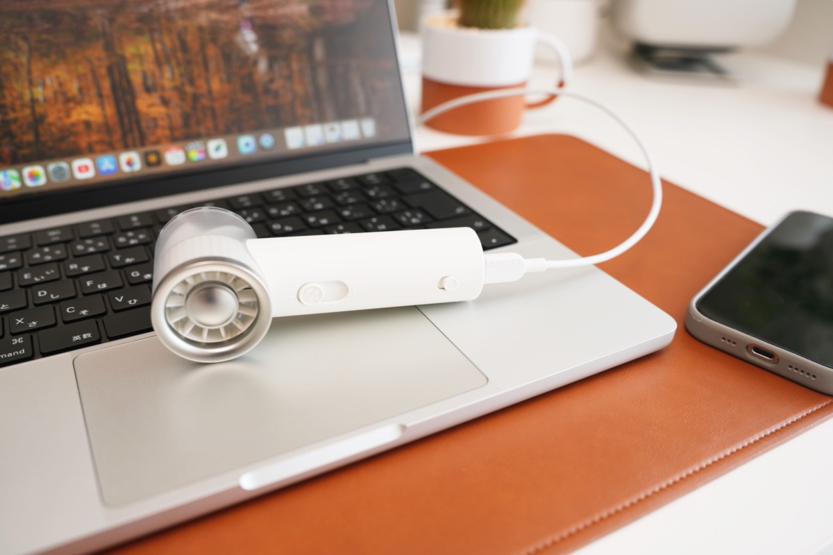 MacBookから充電中の「RANVOO FS2」
