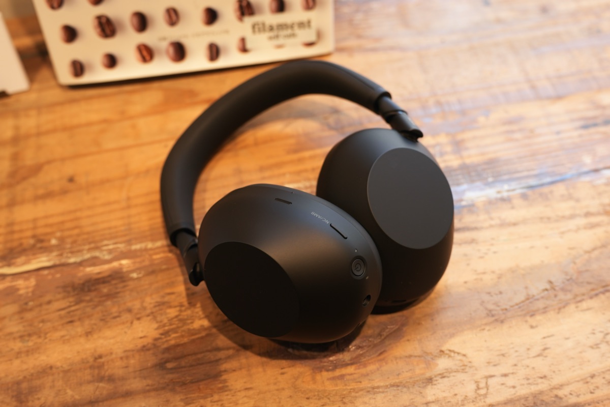 カフェのテーブルに置いたWH-1000XM6