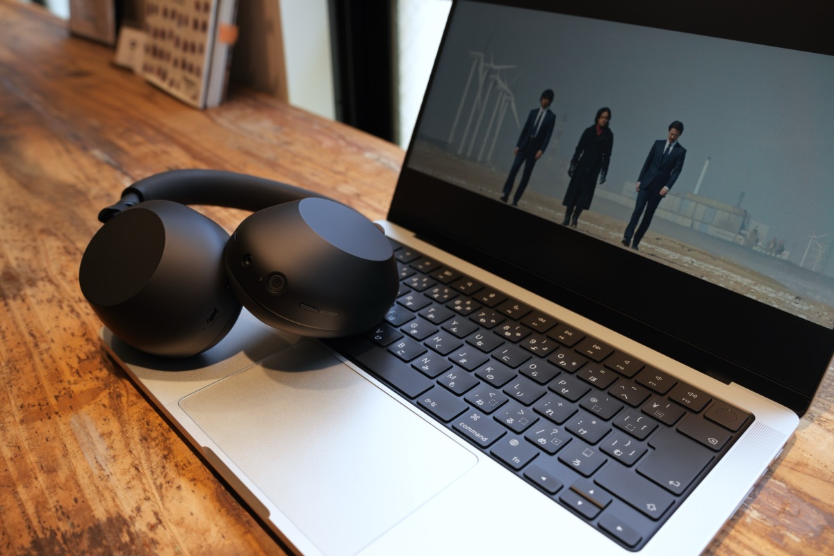 映画を再生中のMacBookとWH-1000XM6