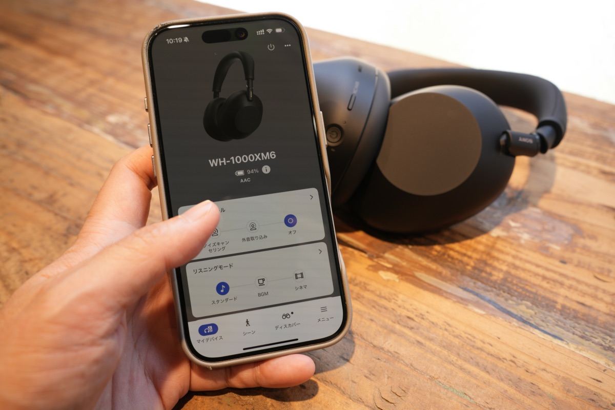 「Sony Sound Connect」を操作する男性