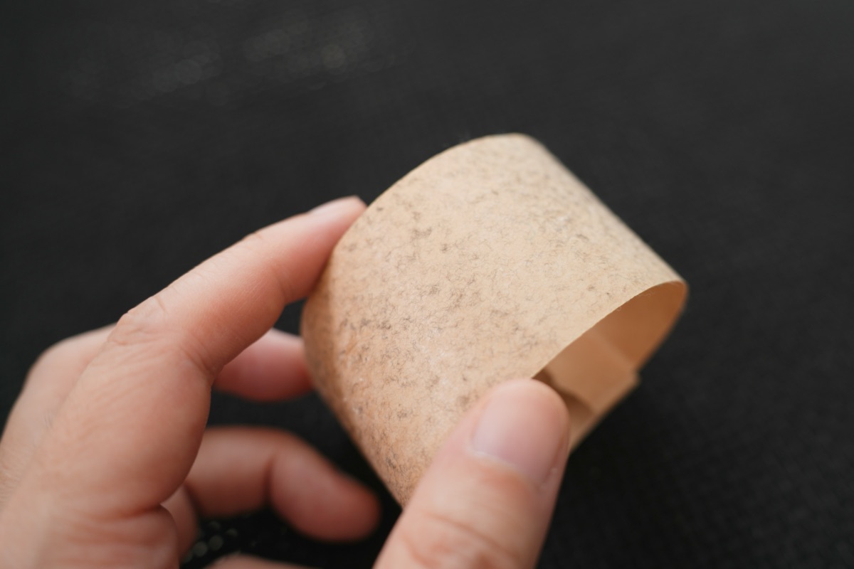 ガムテープに張り付いたチェアの繊維