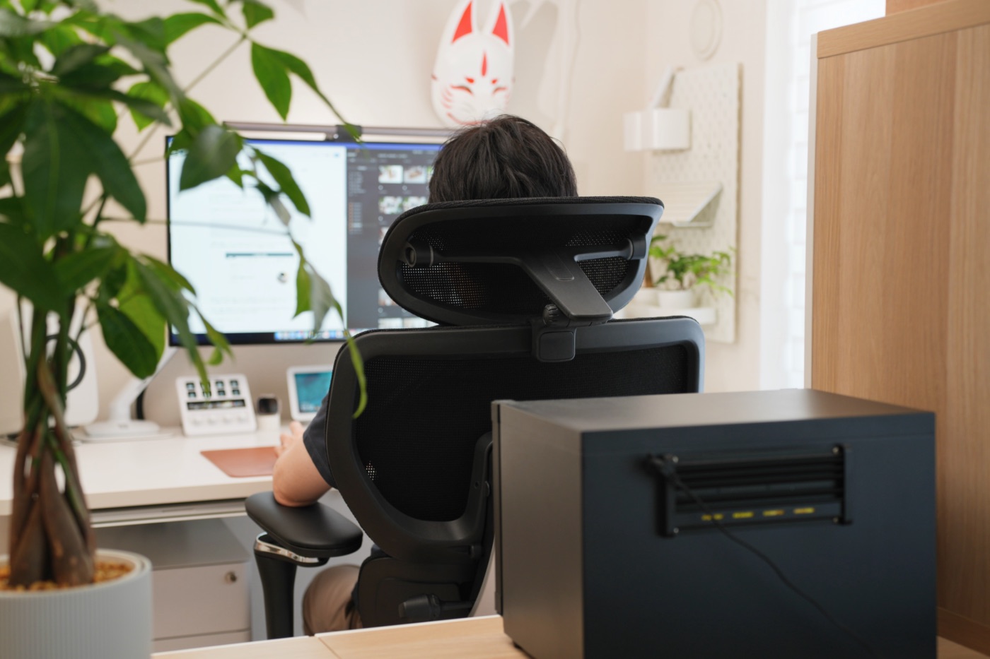 FlexiSpot C7 Morpherに座る筆者