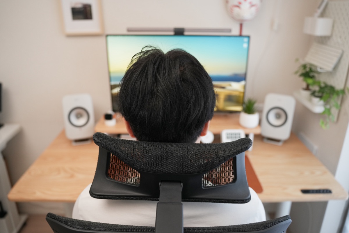 ヘッドレストに頭を乗せる筆者