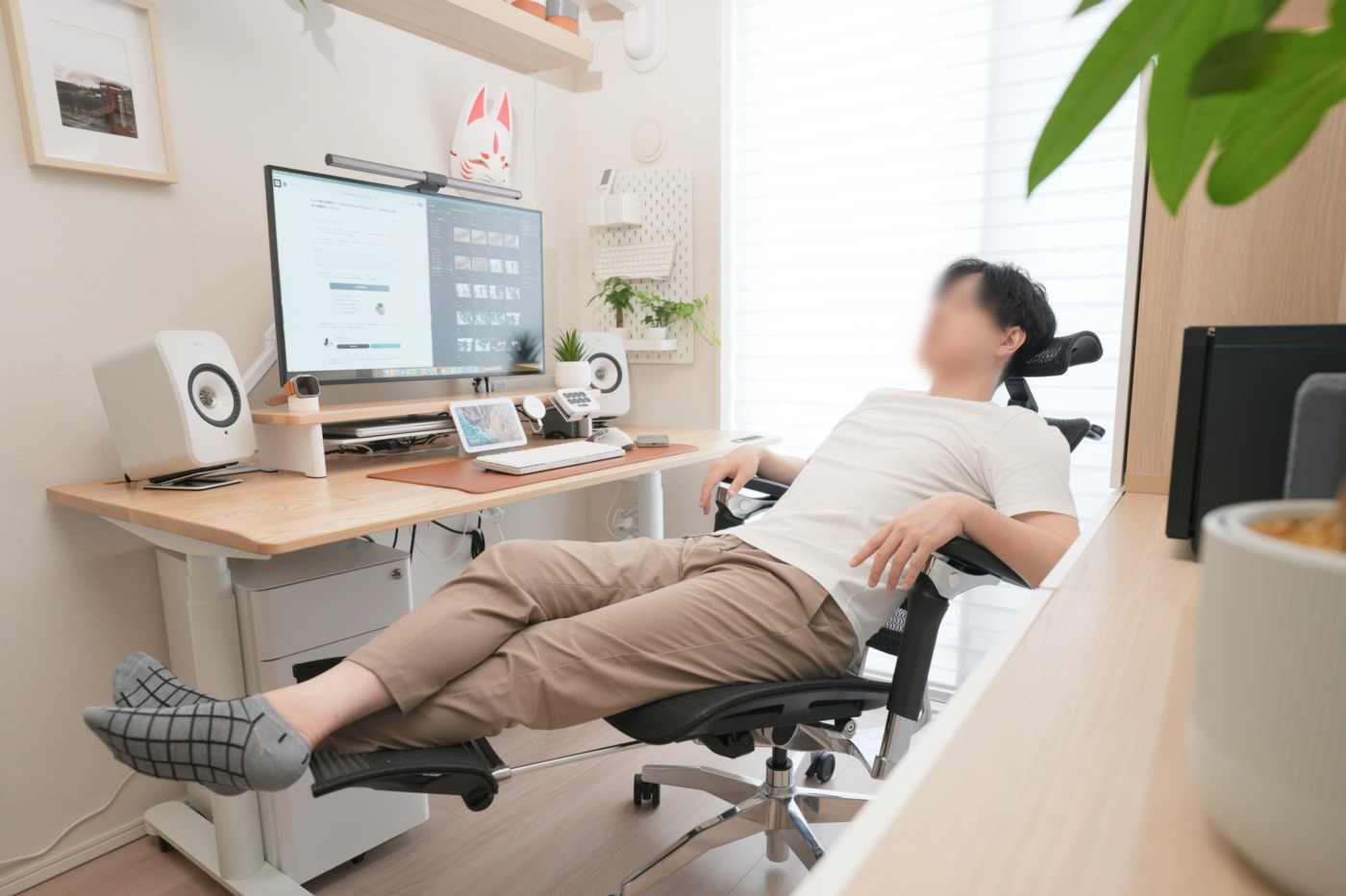 リクライニングで寛ぐ筆者