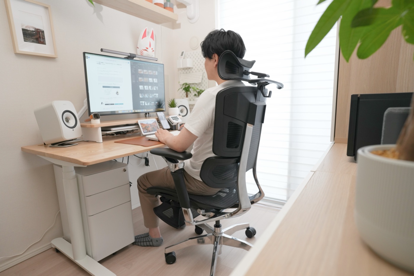 Rasical Chair Eliteで仕事をする筆者