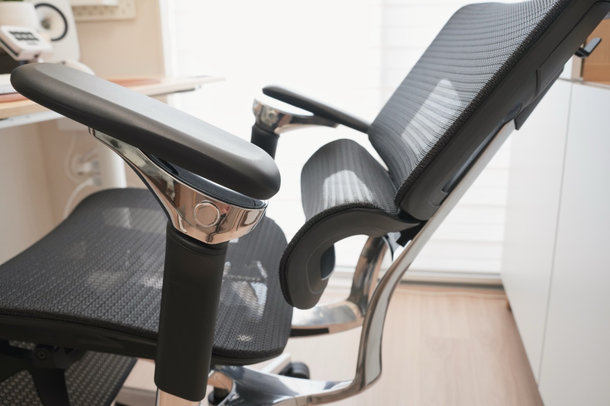 デスク側に向けたRasical Chair Elite