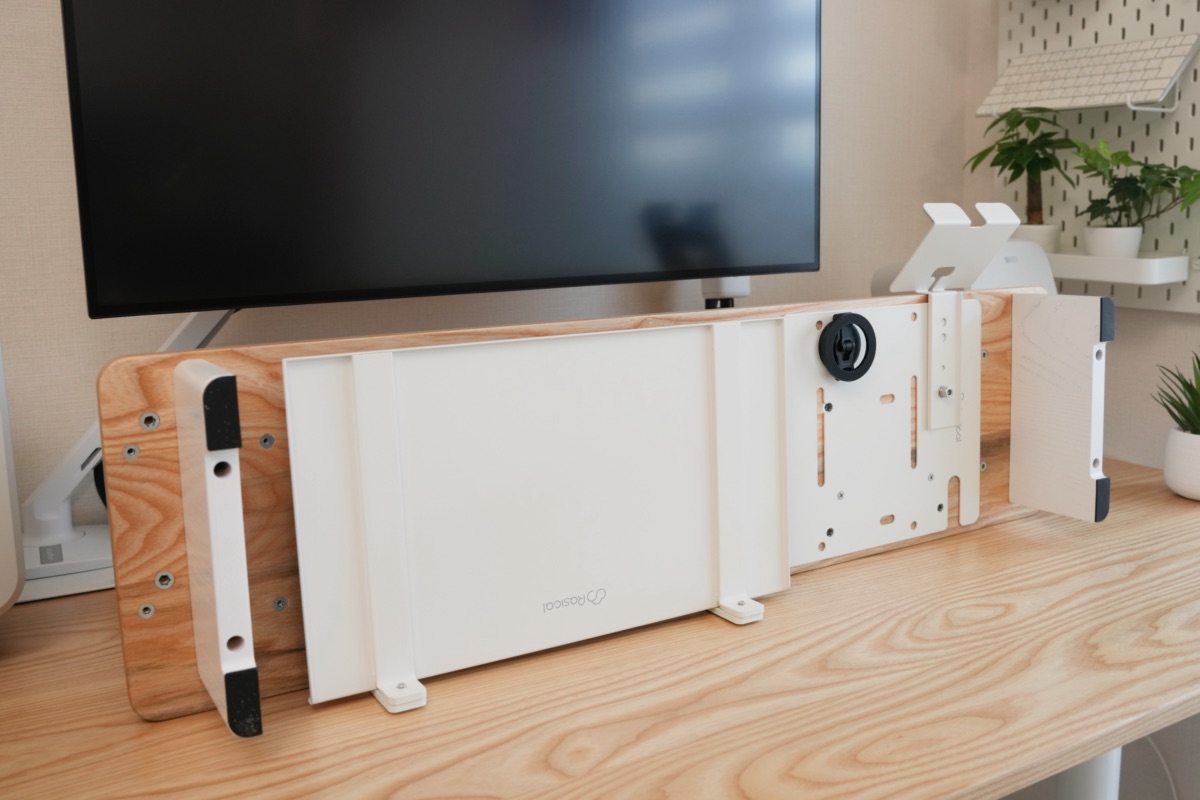 Rasical Shelfの裏面のネジ穴