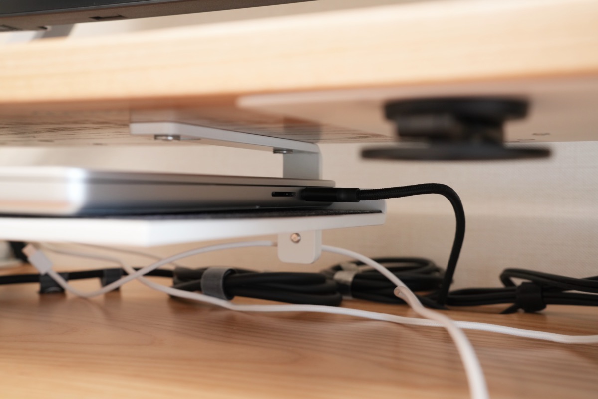 PCトレイの横からMacBookにケーブルを挿す様子