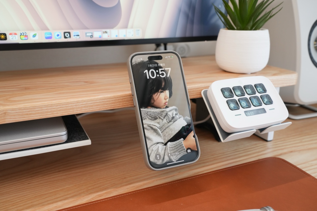 iPhoneを取り付けたスマホスタンド