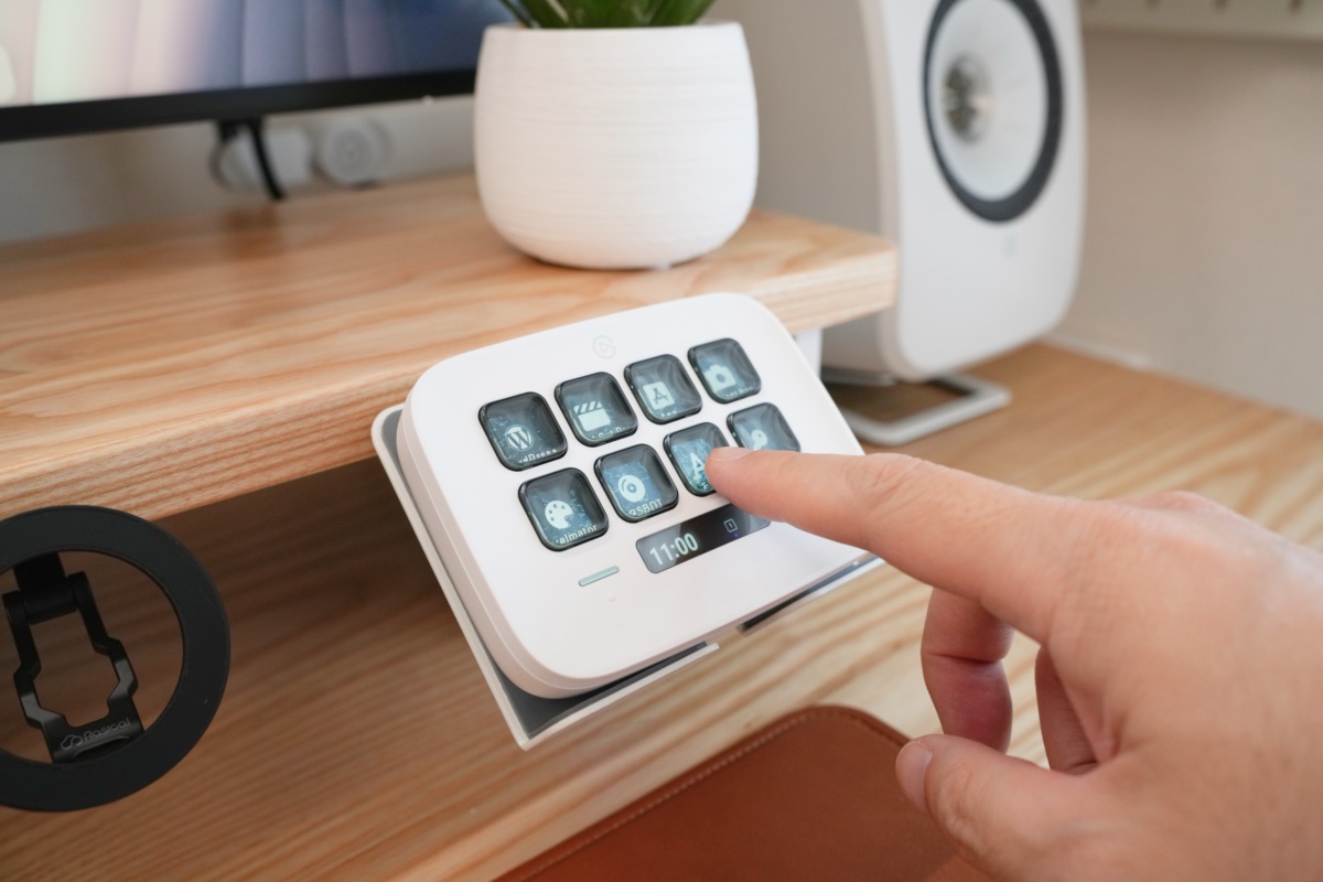 ホルダーに置いたStreamDeck Neoを操作する様子