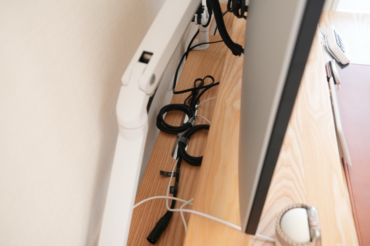 Rasical Shelfの裏に隠された複数のケーブル