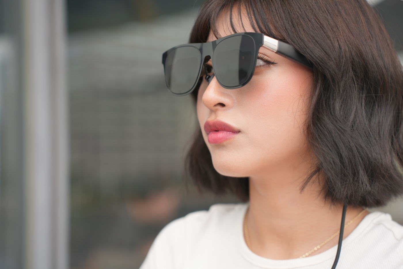 XREAL One Proを装着した女性