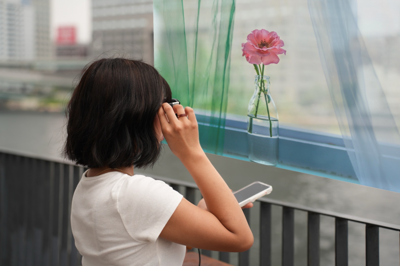 空間に投影された映像を眺める女性