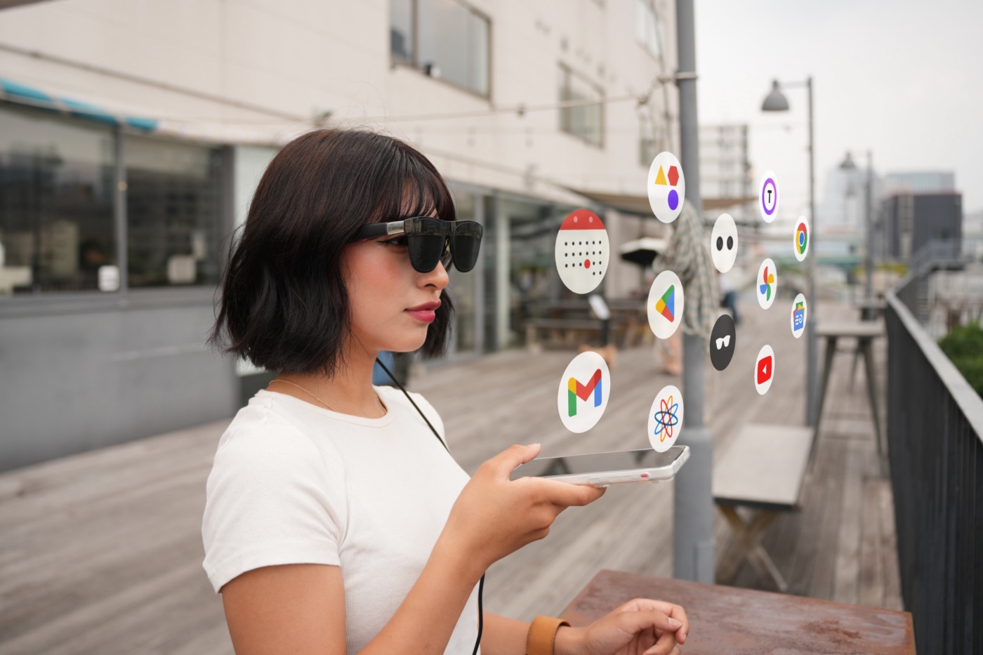 空間UIを見ながらXREAL Beam Proを操作する女性
