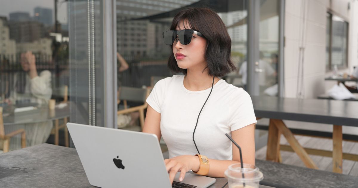 XREAL One Proを装着しながらPCを操作する女性