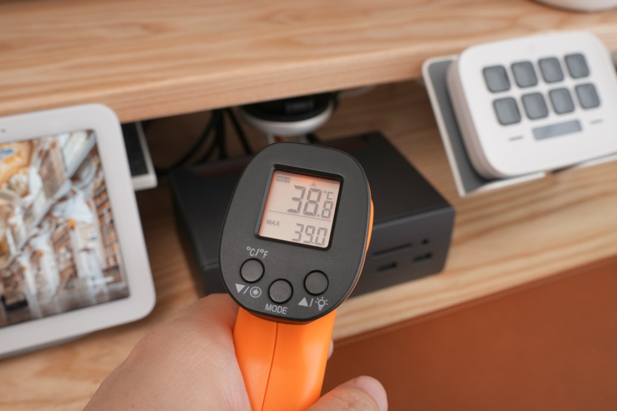 温度計で38.8℃と計測された様子