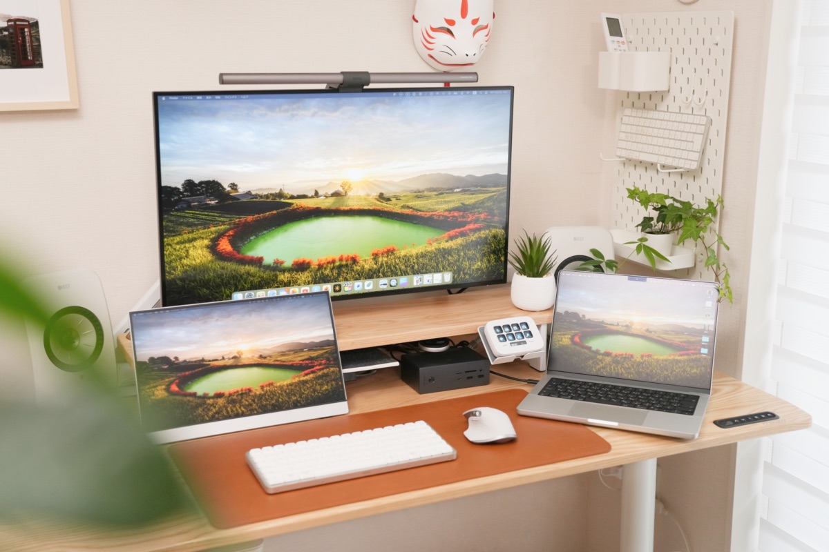 外部モニター2つとMacBookのディスプレイに表示された様子