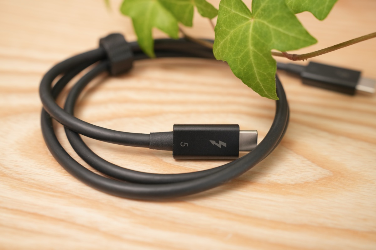 付属のThunderbolt5ケーブル