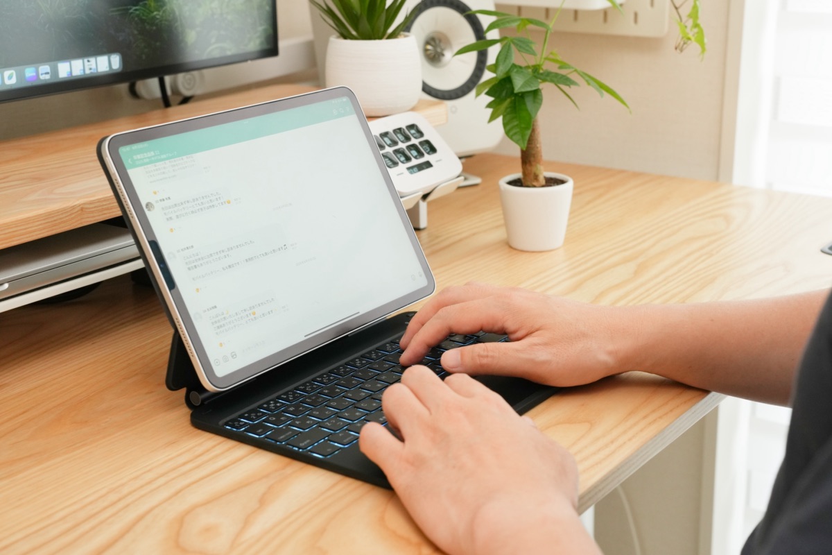 ESR マグネットキーボードケースを使ってiPadで作業する筆者