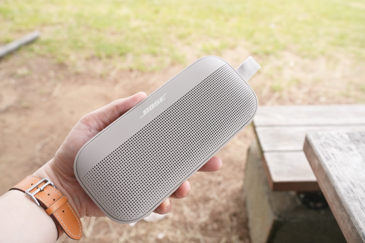 片手に持ったBOSE SoundLink Flex(第2世代)